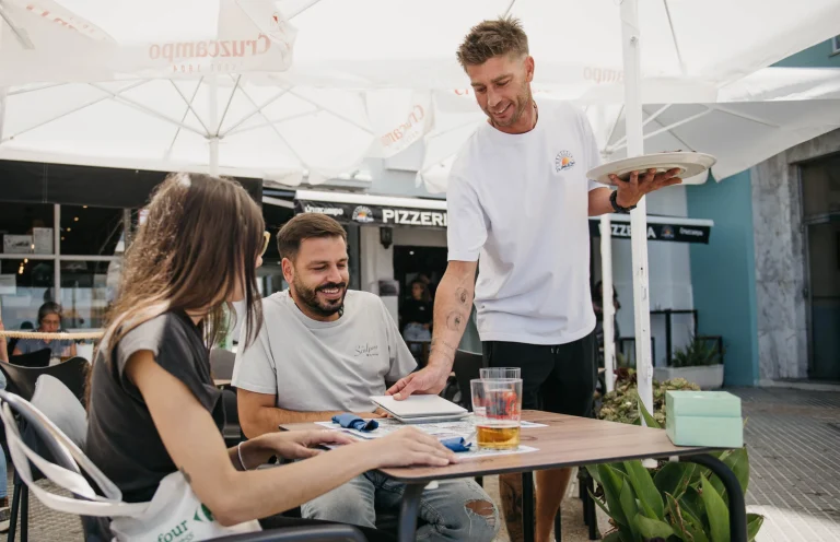 Vista del local de La Mar de Fondo Pizzería en Cádiz, con pizzas artesanales frente a la playa de Santa María del Mar
